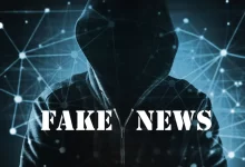 Temná postava v kapuci na pozadí digitální sítě s nápisem "Fake News"
