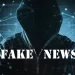 Temná postava v kapuci na pozadí digitální sítě s nápisem "Fake News"