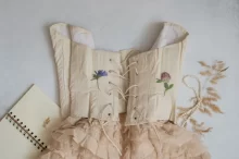 Béžový historický korzet s krajkou, šněrováním a květinami