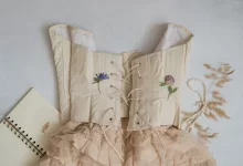 Béžový historický korzet s krajkou, šněrováním a květinami