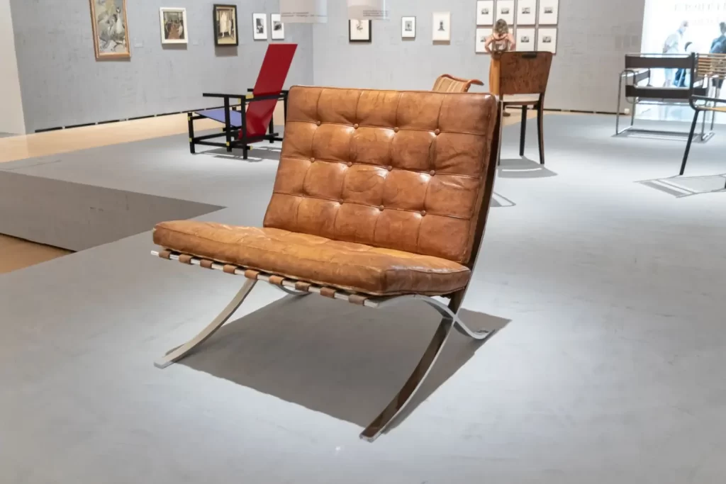 - Pravda24 Kožené křeslo s kovovou konstrukcí vystavené v galerii moderního designu ve stylu Bauhausu