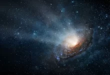 Detailní záběr na spirální galaxii v hlubokém vesmíru s jasným středem a proudy hvězdného prachu