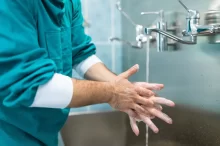 Mytí rukou je dnes naprostý základ klasické hygieny.