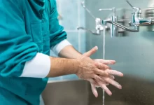Mytí rukou je dnes naprostý základ klasické hygieny.