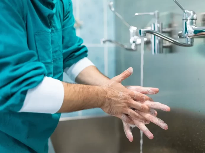 Mytí rukou je dnes naprostý základ klasické hygieny.
