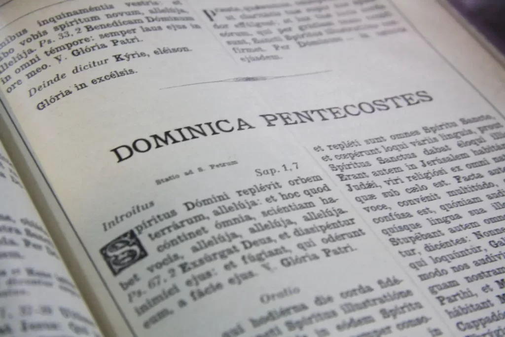 - Pravda24 Detail tištěné latinské liturgie s nadpisem Dominica Pentecostes