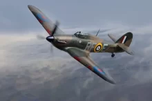 Britská stíhačka Hawker Hurricane s označením RAF během letu nad oblaky