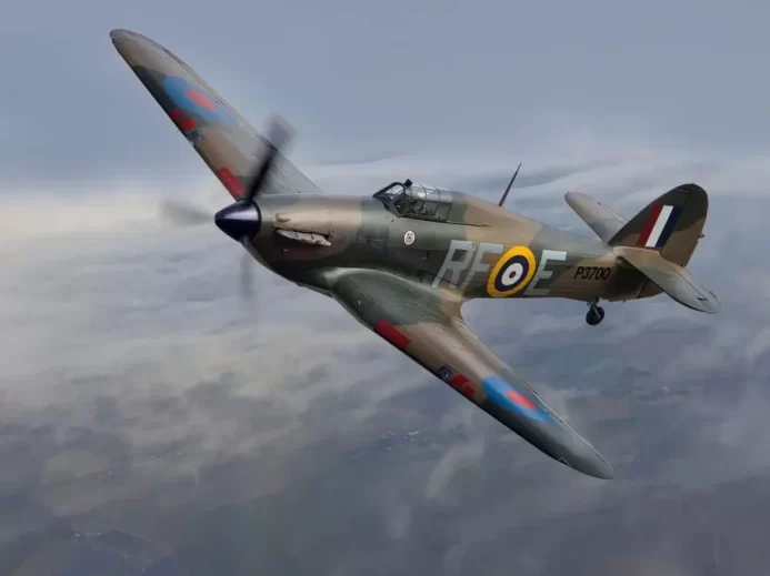 Britská stíhačka Hawker Hurricane s označením RAF během letu nad oblaky