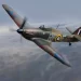 Britská stíhačka Hawker Hurricane s označením RAF během letu nad oblaky