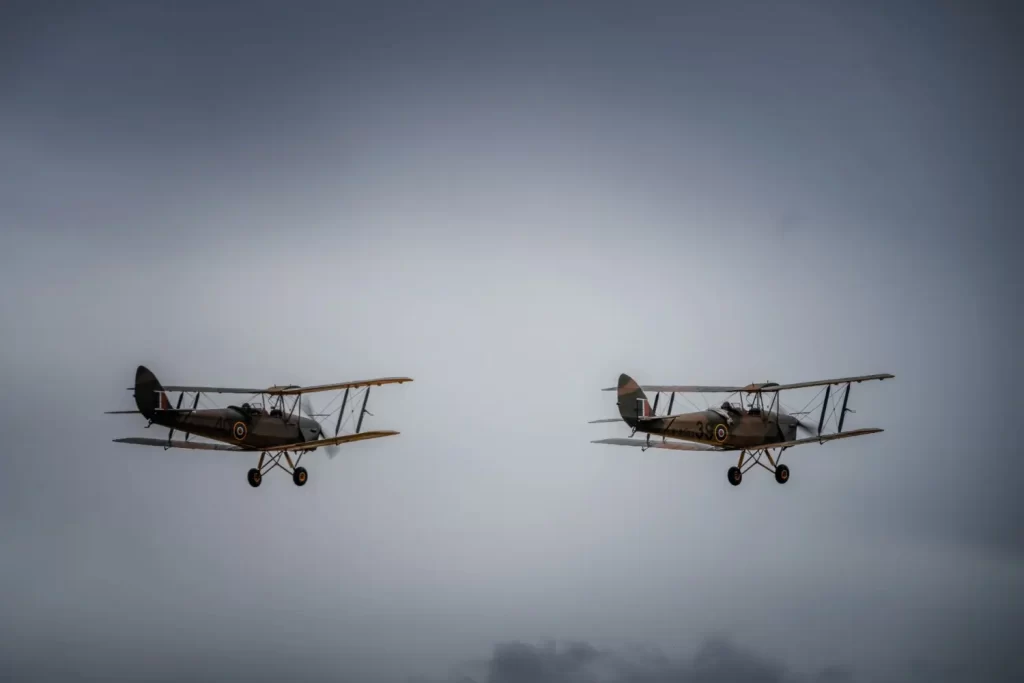 Dvojice dvouplošníků De Havilland Tiger Moth během letu