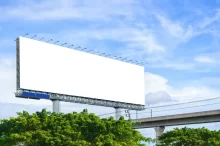 Prázdná bilboard u vozové komunikace