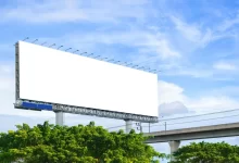 Prázdná bilboard u vozové komunikace