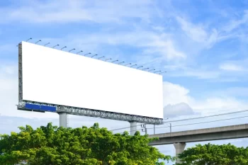 Prázdná bilboard u vozové komunikace