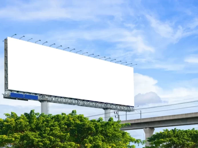 Prázdná bilboard u vozové komunikace