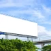 Prázdná bilboard u vozové komunikace