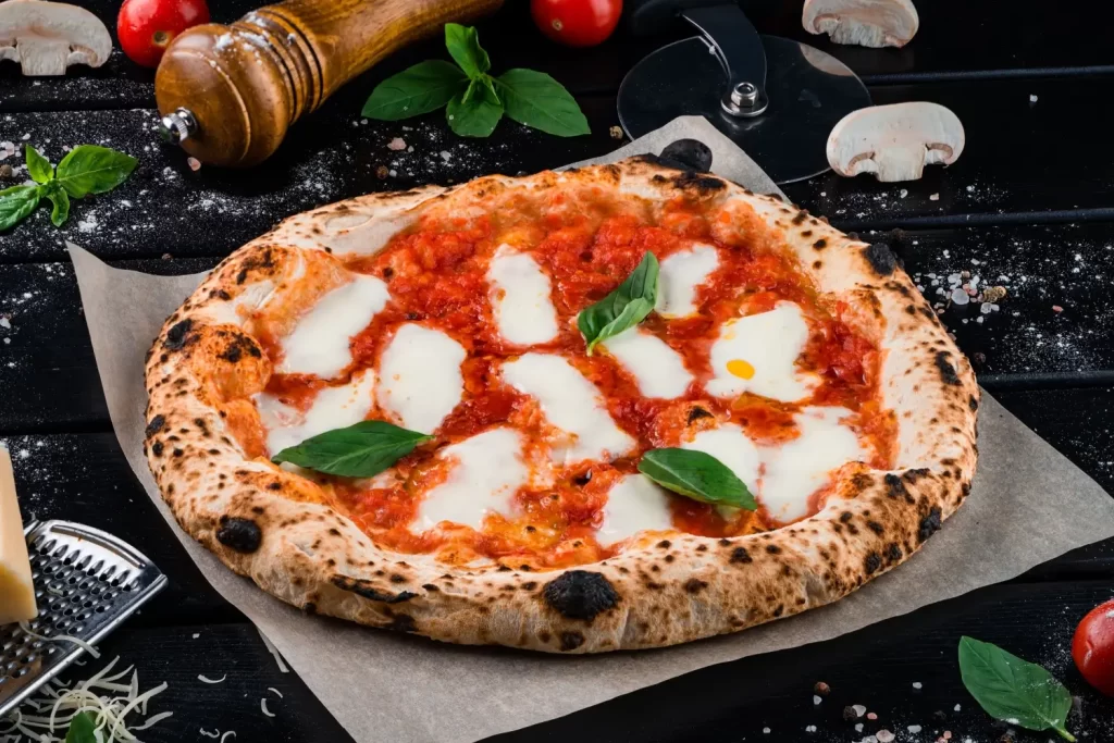 - Pravda24 Pizza Margherita s rajčatovou omáčkou, mozzarellou a čerstvou bazalkou na pečicím papíře