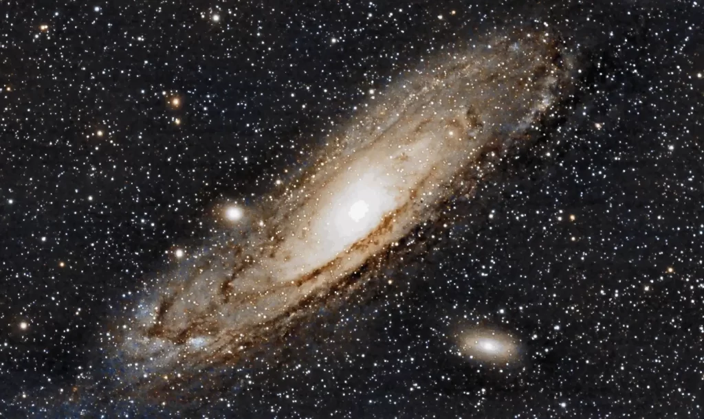 - Pravda24 Detailní záběr na spirální galaxii, obklopenou hvězdami