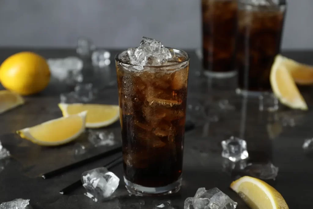 - Pravda24 Vysoká sklenice s Coca-Colou, kostkami ledu a plátky citronu