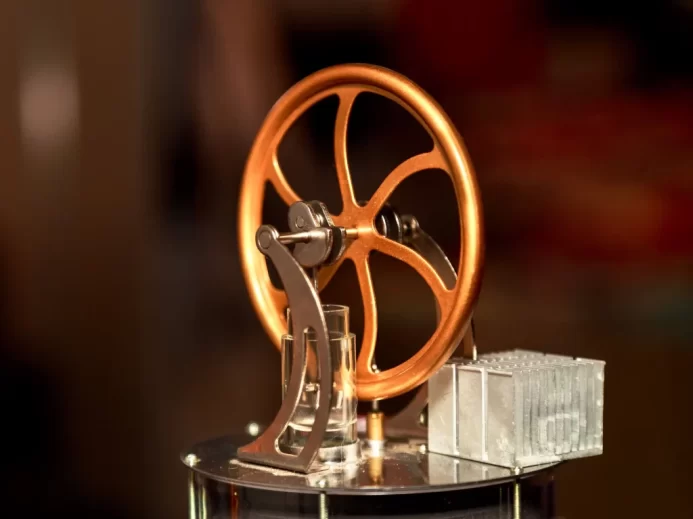 starý vintage mechanismus s otáčejícím se mosazným kolečkem
