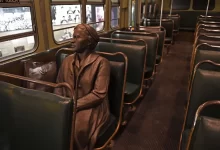 Socha Rosy Parksové uvnitř autobusu v Národním muzeu občanských práv
