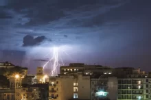 Série blesků osvětlujících noční městskou krajinu