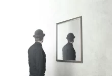 Muž před zrcadlem
