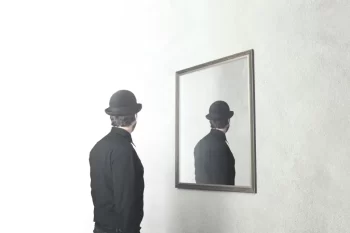 Muž před zrcadlem