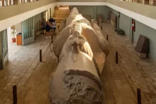 Muzeum s ležící sochou Kolose