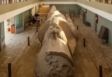 Muzeum s ležící sochou Kolose