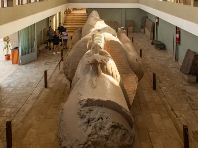 Muzeum s ležící sochou Kolose