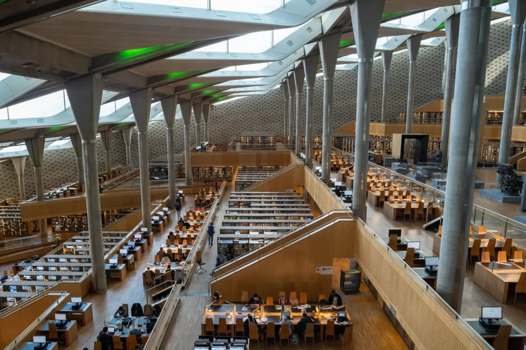 - Pravda24 Interiér alexandrijské knihovny s futuristickou architekturou.