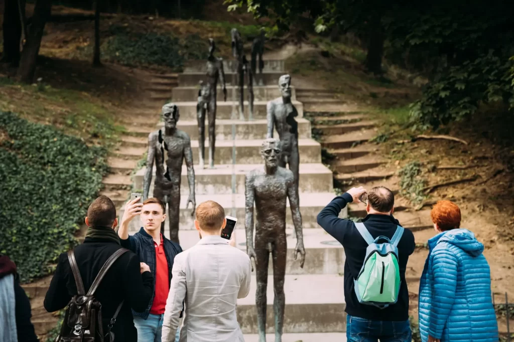 - Pravda24 Památník obětem komunismu v Praze na Újezdě