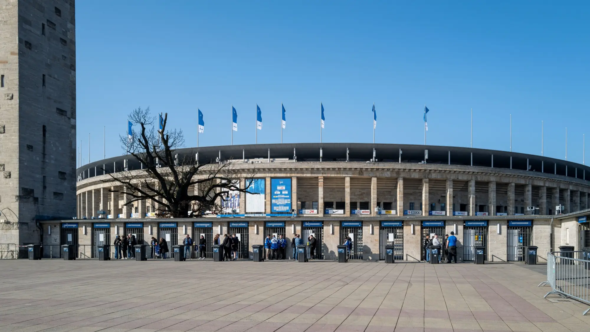 Olympiáda v roce 1936 přinesla Hitlerovi zklamání. Čtyři zlaté medaile získal Jesse Owens, který položil jeho teorii o nadlidech na záda