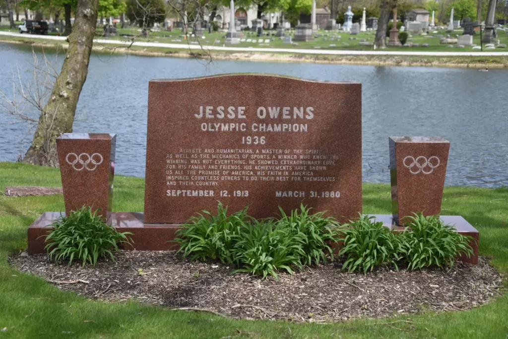- Pravda24 Náhrobek slavného amerického atleta Jesse Owense.