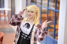 Mladá dívka v herním cosplay
