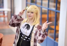 Mladá dívka v herním cosplay