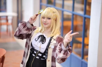 Mladá dívka v herním cosplay