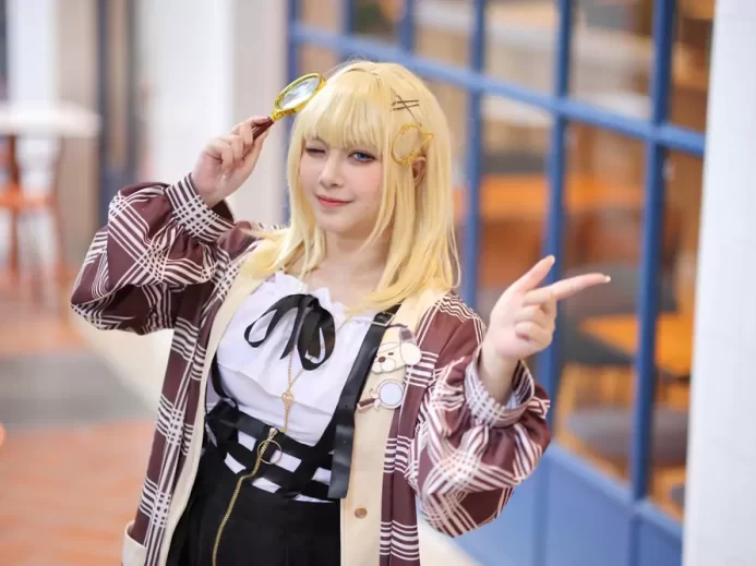 Mladá dívka v herním cosplay