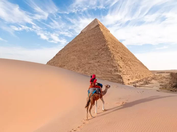 Pyramida v Egyptě a osoba na velbloudovi