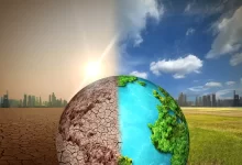 ilustrační obrázek klimatické změny - zeměkoule na půl zelená, vyživená, napůl vysušená a prázdná