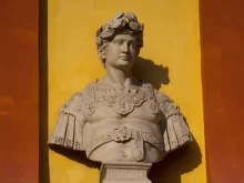 Caligula kamenná busta