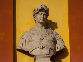 Caligula kamenná busta