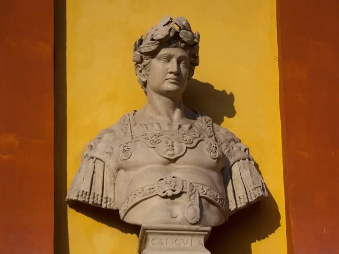 Caligula kamenná busta