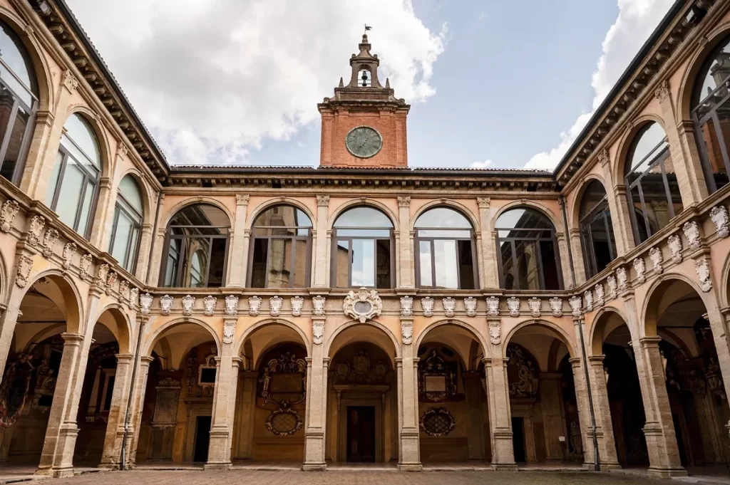 - Pravda24 Univerzita v Bologni architektura