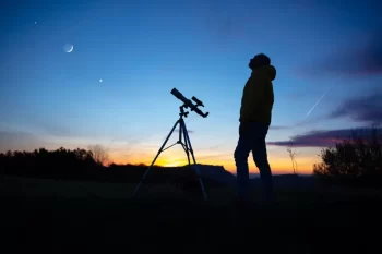 Pozorování hvězd muž teleskop