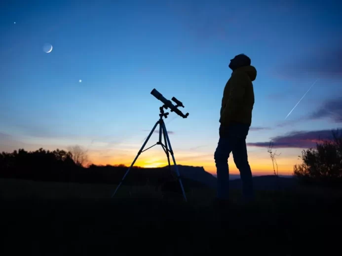 Pozorování hvězd muž teleskop