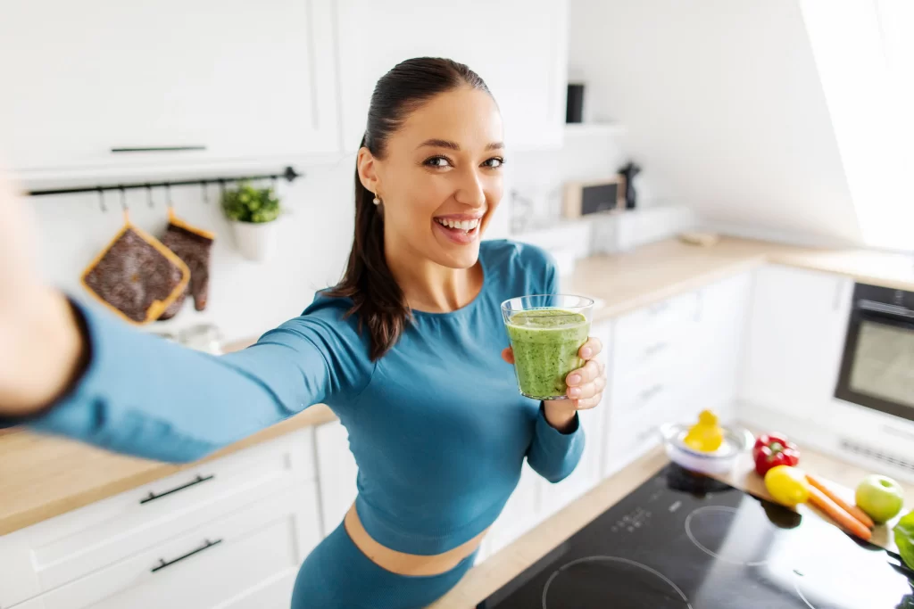 - Pravda24 Žena se smoothiem kuchyně selfie