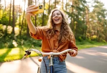 Žena na kole příroda selfie
