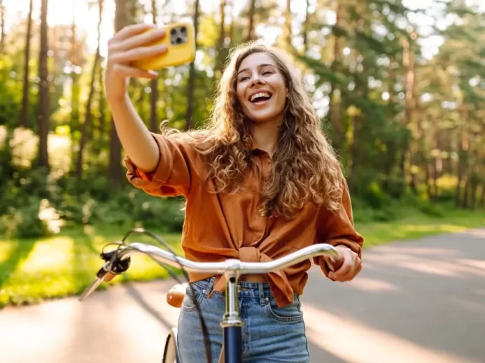 Žena na kole příroda selfie
