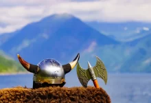 Vikingská přilba a sekera